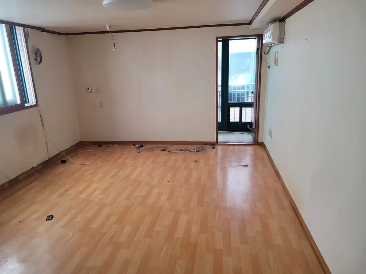 가구정리 후 가구가 모두 비워져 넓어진 밝은 원룸 방