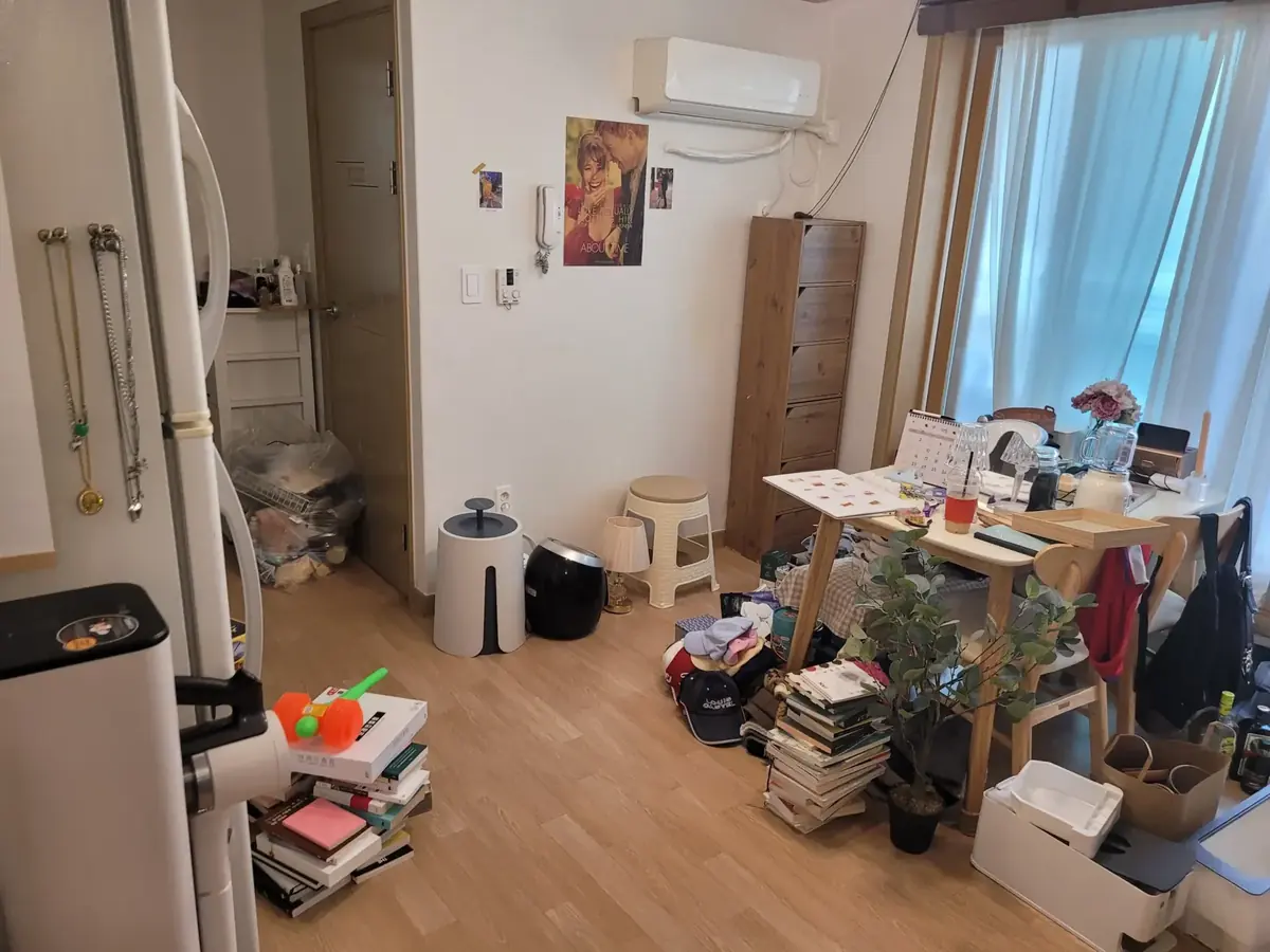 가구정리업체 업체 선택 가이드 상담 공간, 가구와 짐이 놓인 방 내부
