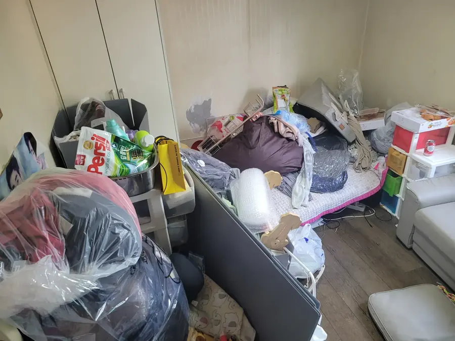가구폐기업체 폐기업체 선택 사례 2, 가구와 짐이 놓인 방 내부