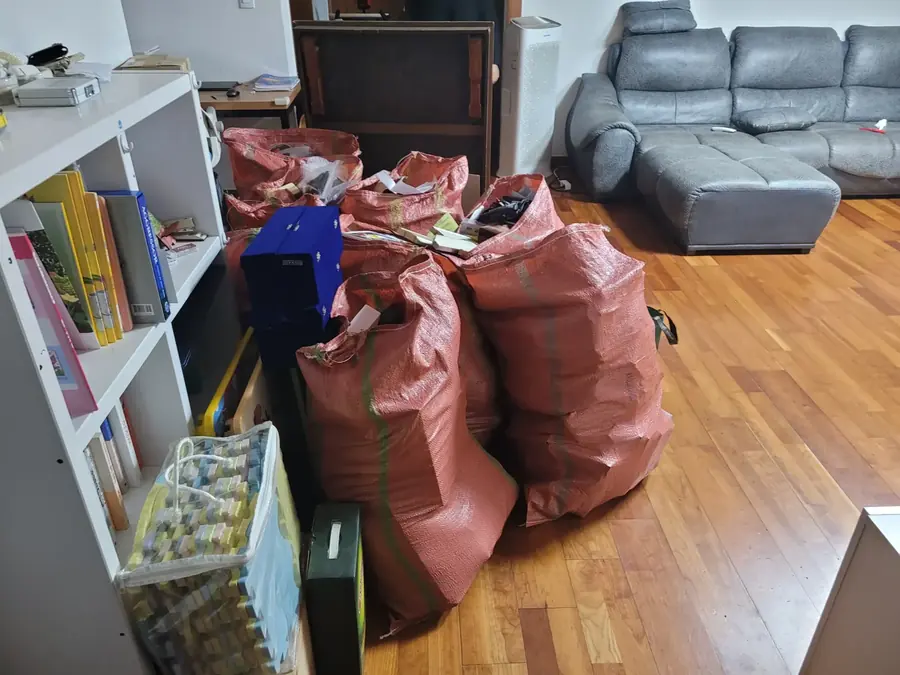 가구폐기업체 폐기업체 선택 사례 3, 포대에 담아 한쪽에 모아 둔 짐