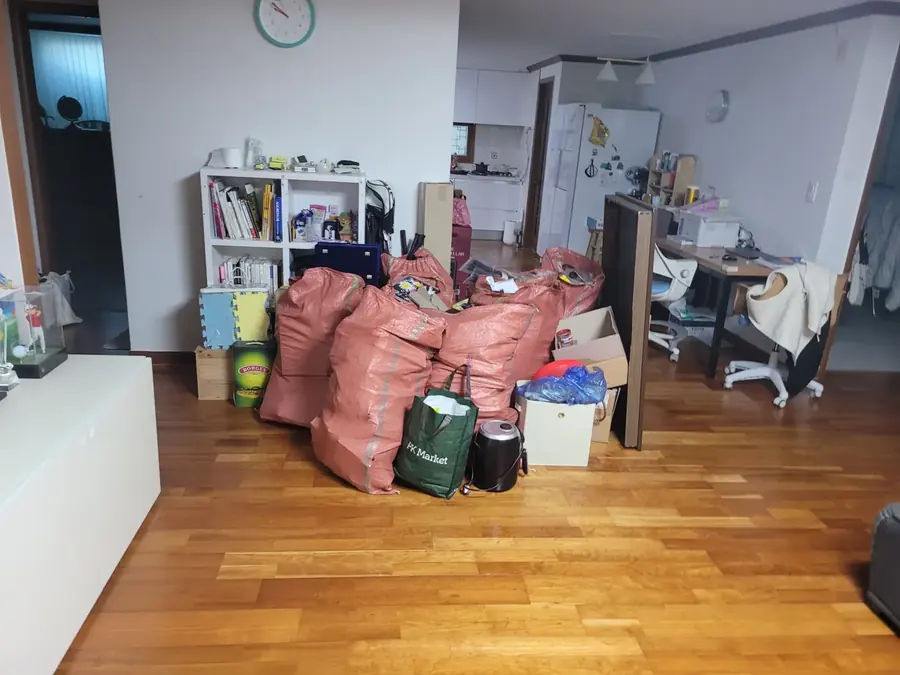 가구폐기 가구폐기 안내 사례 1, 포대에 담아 한쪽에 모아 둔 짐