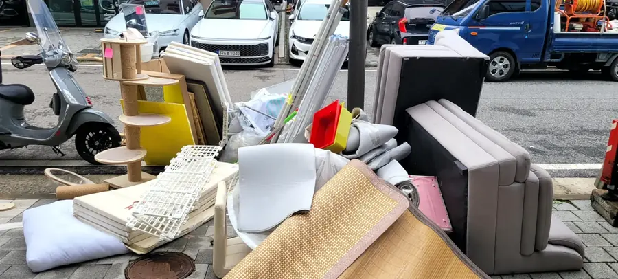 가구폐기 가구폐기 안내 사례 2, 건물 앞에 내놓은 가구와 물품