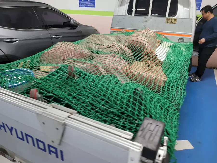 가구폐기 가구폐기 안내 사례 3, 트럭 적재함에 그물로 고정한 짐