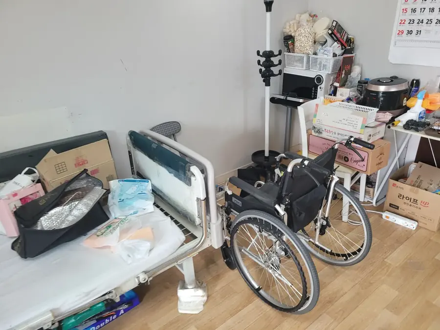 가구정리견적 견적 확인 사례 3, 침대와 휠체어, 가전이 놓인 방