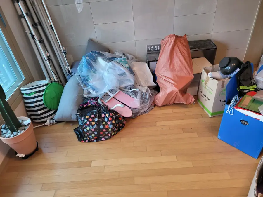 이사 전 거실에 상자와 짐이 쌓여 가구정리가 필요한 모습
