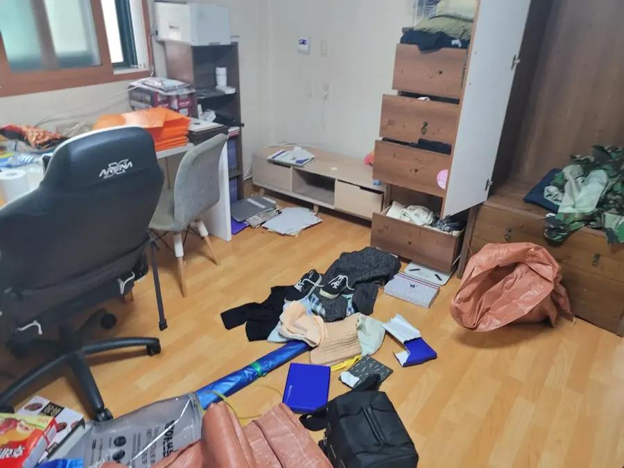 서랍장과 책상, 사무용 의자가 놓인 이사 전 방
