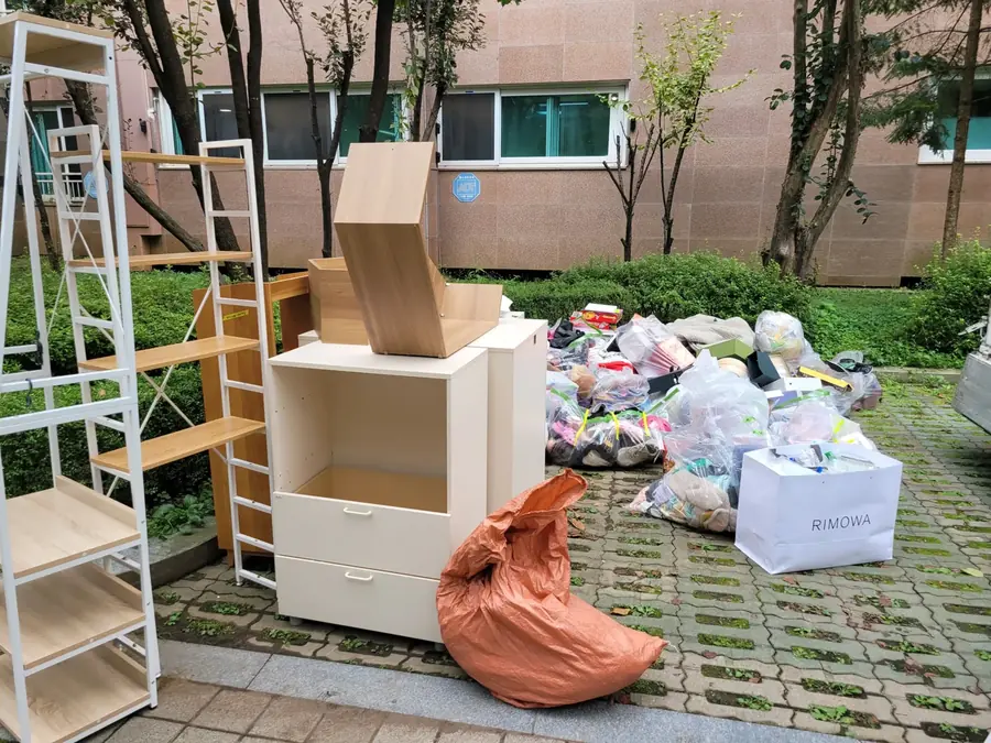 건물 앞 조경 공간에 내놓은 오픈 선반과 수납장