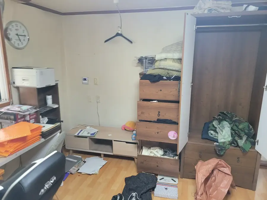 방 안 갈색 키 큰 장과 서랍 수납장